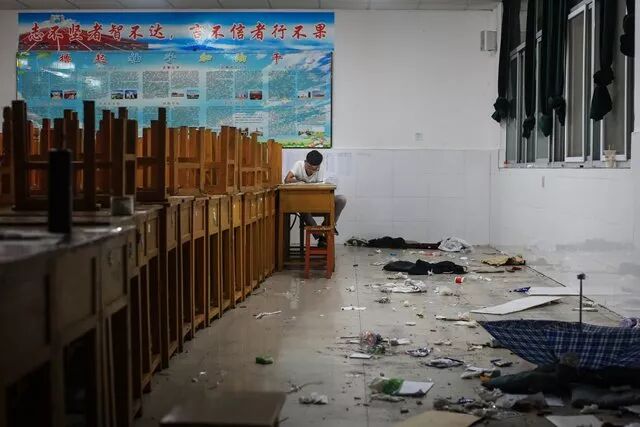 6月4日晚上,毛坦厂镇,一名复读的同学仍在自习。前一天学校已经放假。赵迪摄