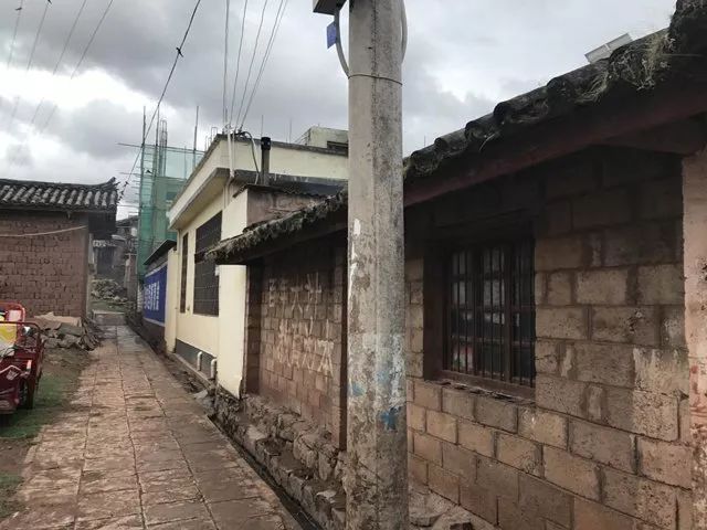 学校的外墙,在村庄里毫不起眼,不是墙上“百年大计教育为本”的标语,你很难联想到里面学习生活着百多个孩子