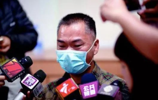 白血病女孩罗一笑的父亲罗尔面对媒体。