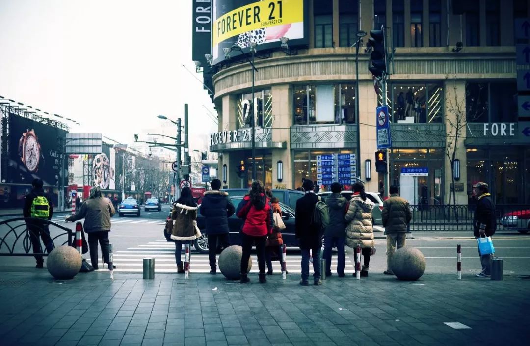清晨等待过街的上海居民