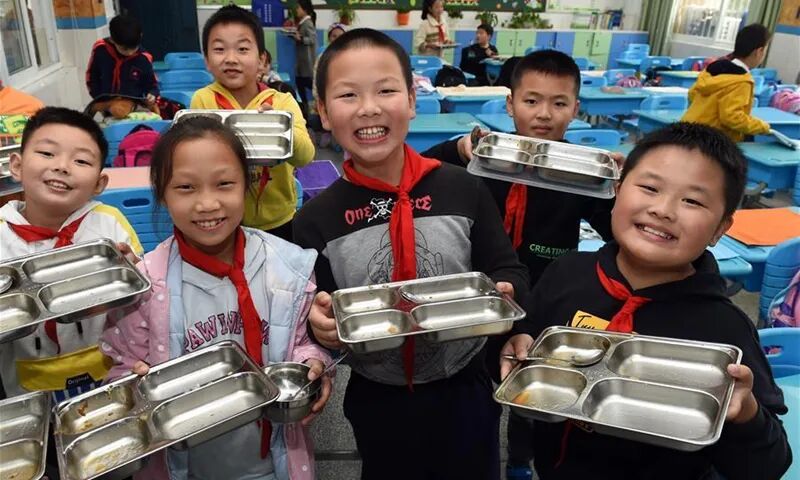 Students display their plates after having meals at Furong primary school in Hefei, east China's Anhui Province, Oct. 15, 2020. A number of primary schools and kindergartens in Hefei have promoted education campaigns to ramp up awareness of respecting food labor and valuing food among students and children ahead of the upcoming 40th World Food Day. (Xinhua/Zhou Mu)