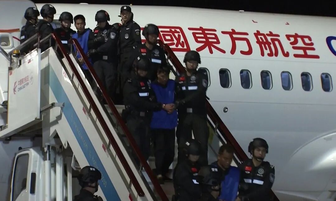On January 30, 2024, at Kunming Changshui International Airport, 10 major criminal suspects from northern Myanmar are successfully escorted back to China by public security authorities. Photo: VCG