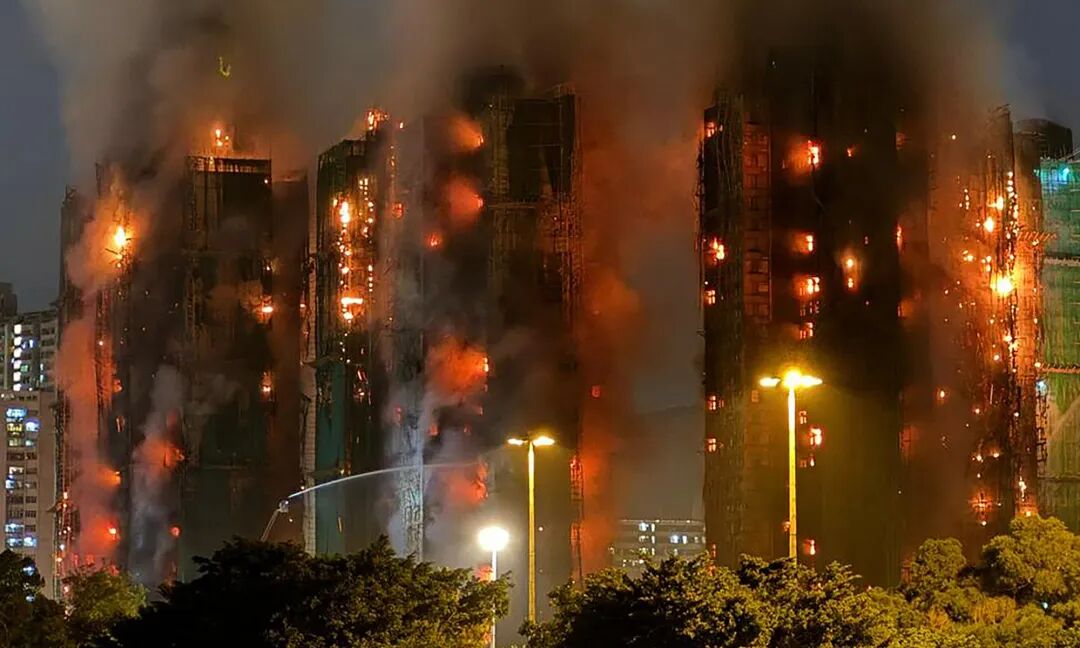 Thick smoke and flames rise as a major fire engulfs several apartment blocks at the Wang Fuk Court residential estate in Hong Kong's Tai Po district on November 26, 2025. Photo: VCG