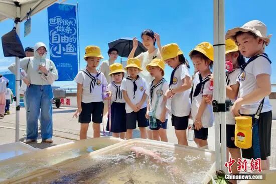 Kindergarten children experience the fishing season opening ceremony in Hangzhou, Zhejiang Province, July 1, 2025. (Photo/China news Service)
