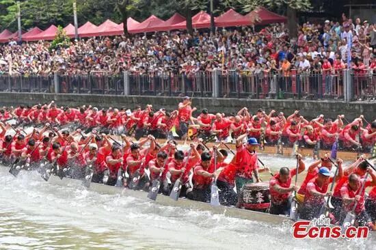 Dragon boat teams compete during a race to celebrate the upcoming Dragon Boat Festival in Chebei Village, Guangzhou, south China's Guangdong Province, May 26, 2025. (Photo: China News Service/Chen Jimin)