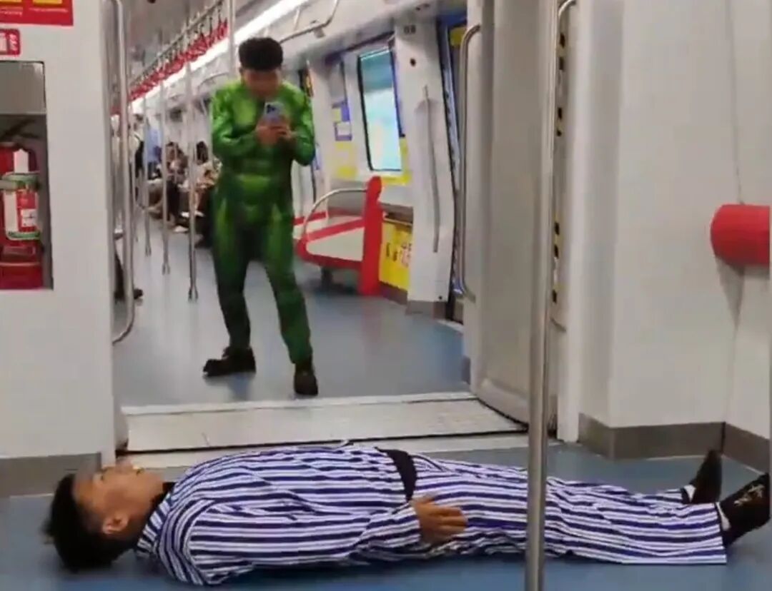One man in Hulk costumes films the other man in patient gowns in Shijiazhuang Metro Line 1 in Shijiazhuang, North China's Hebei Province. Photo: Snapshot from Weibo.