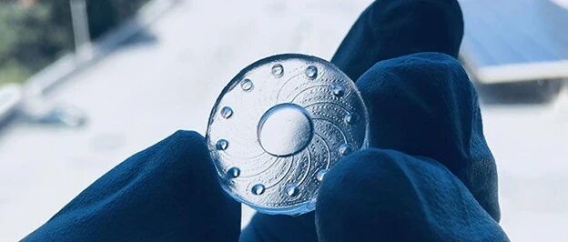 水凝胶隐形眼镜既可检测泪水标志物，又可治疗干眼症