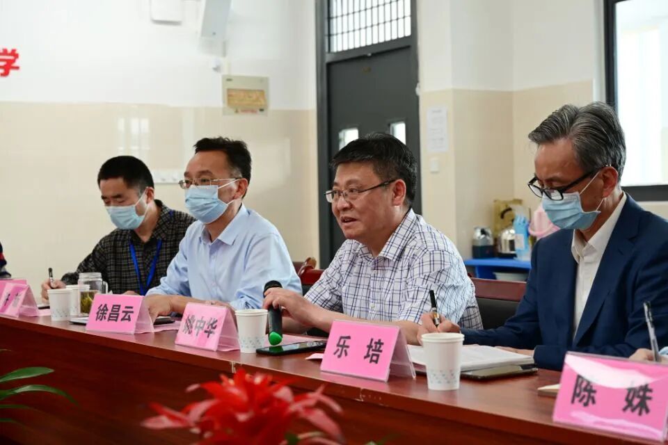 肥西县教体局领导姚中华对共建合作表示了祝贺;对合肥师范学院马克思
