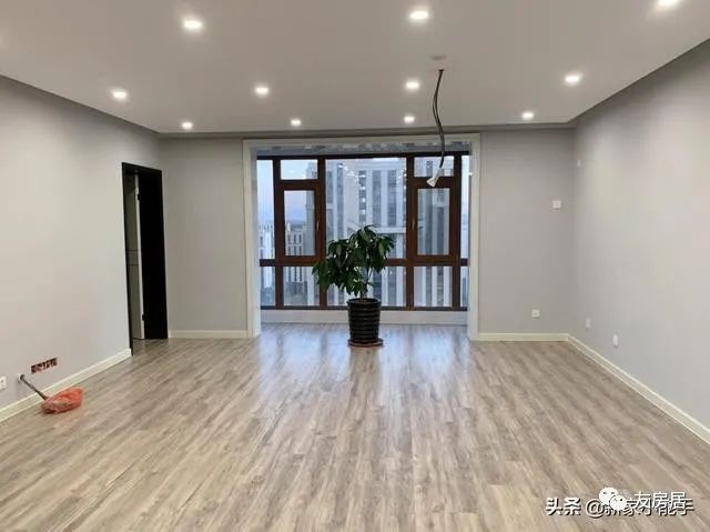 木地板刷|硬装完工,全屋铺木地板,墙面刷网红灰色,还没家具就很满意