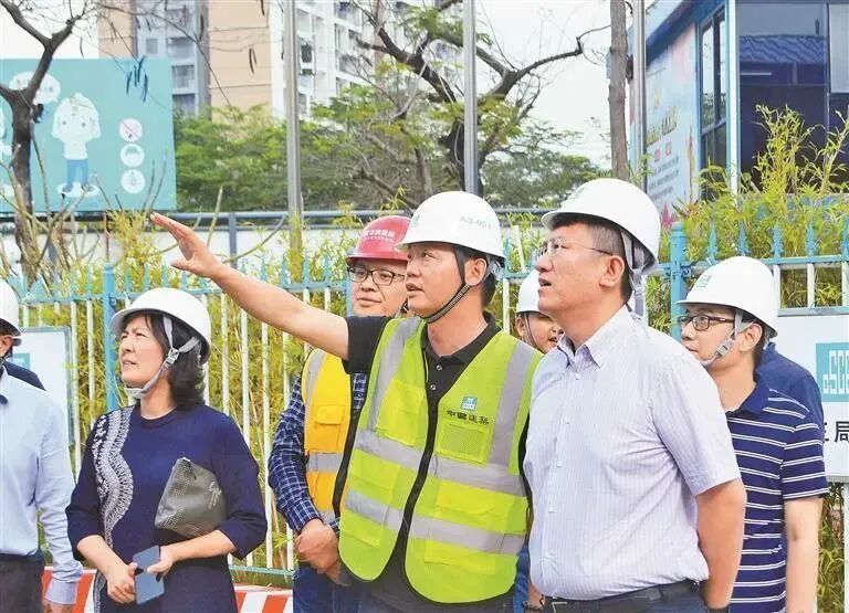 图片汪波在工作中。（图中穿绿背心者）