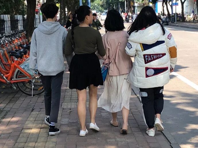 俗话说:二八月乱穿衣.