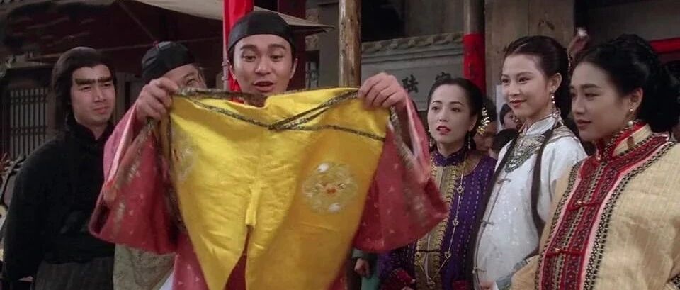 有的大学像成人用品店，翟天临只是秀了件情趣内衣