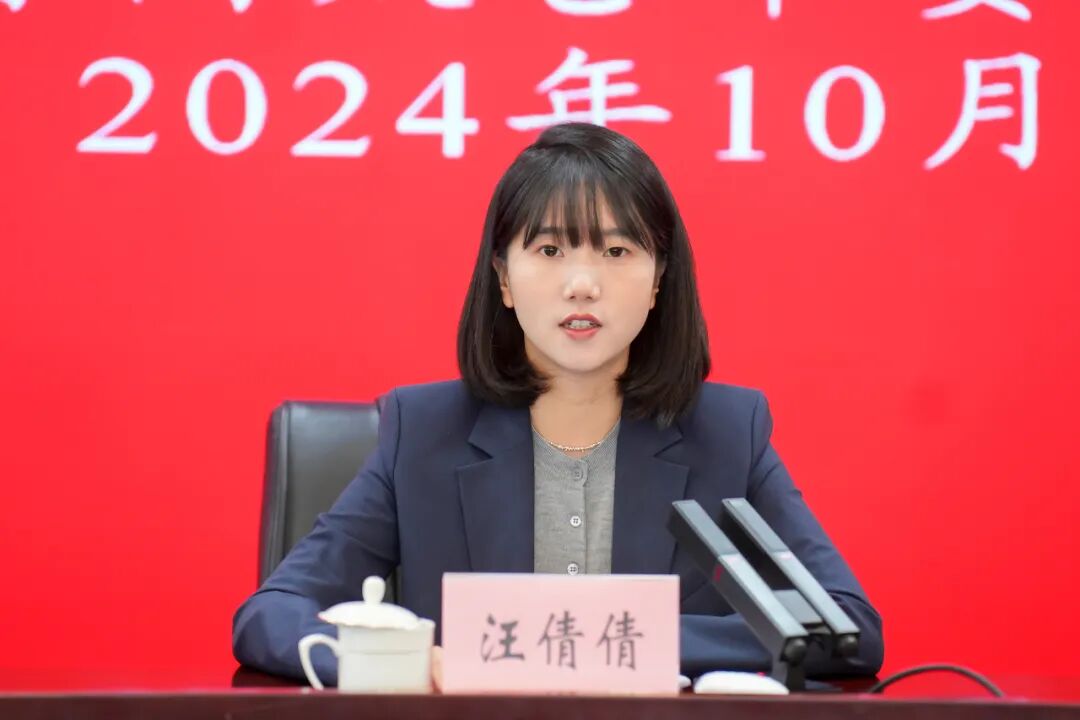 团市委书记汪倩倩作动员讲话，勉励全体学员要以积极的态度、饱满的精神