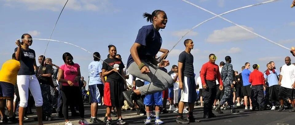 如何预防并处理跳绳中遇到的突发状况？