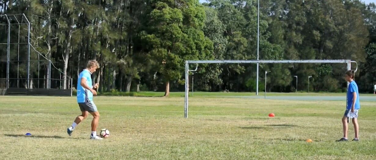 【足球教学】移动中的停球、传球练习