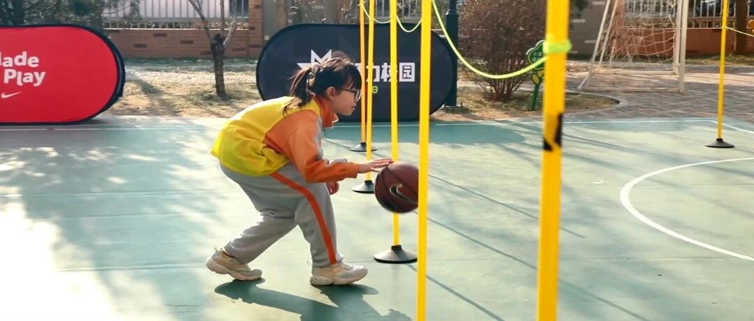 场地受限 如何进行篮球行进间运球教学