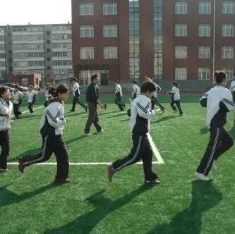 “没人敢占我的课”，体育老师应该有这股“硬气”吗？