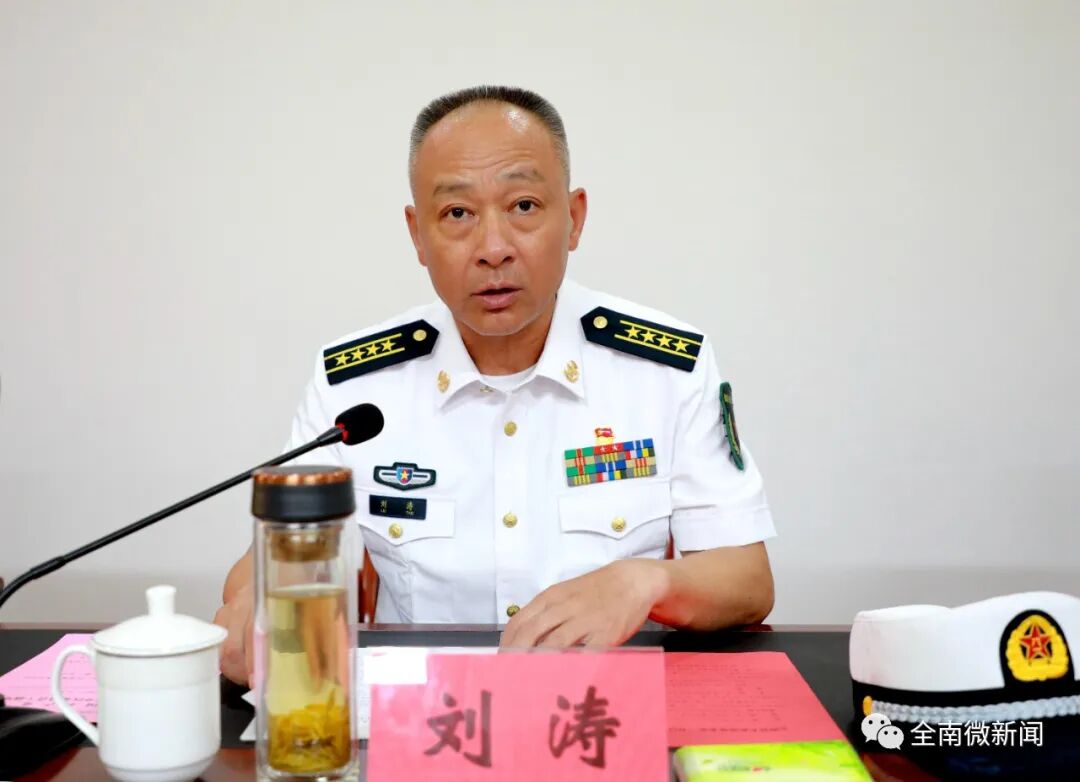 赣州军分区司令员刘涛宣布任职命令并讲话,县委书记曾平出席大会并