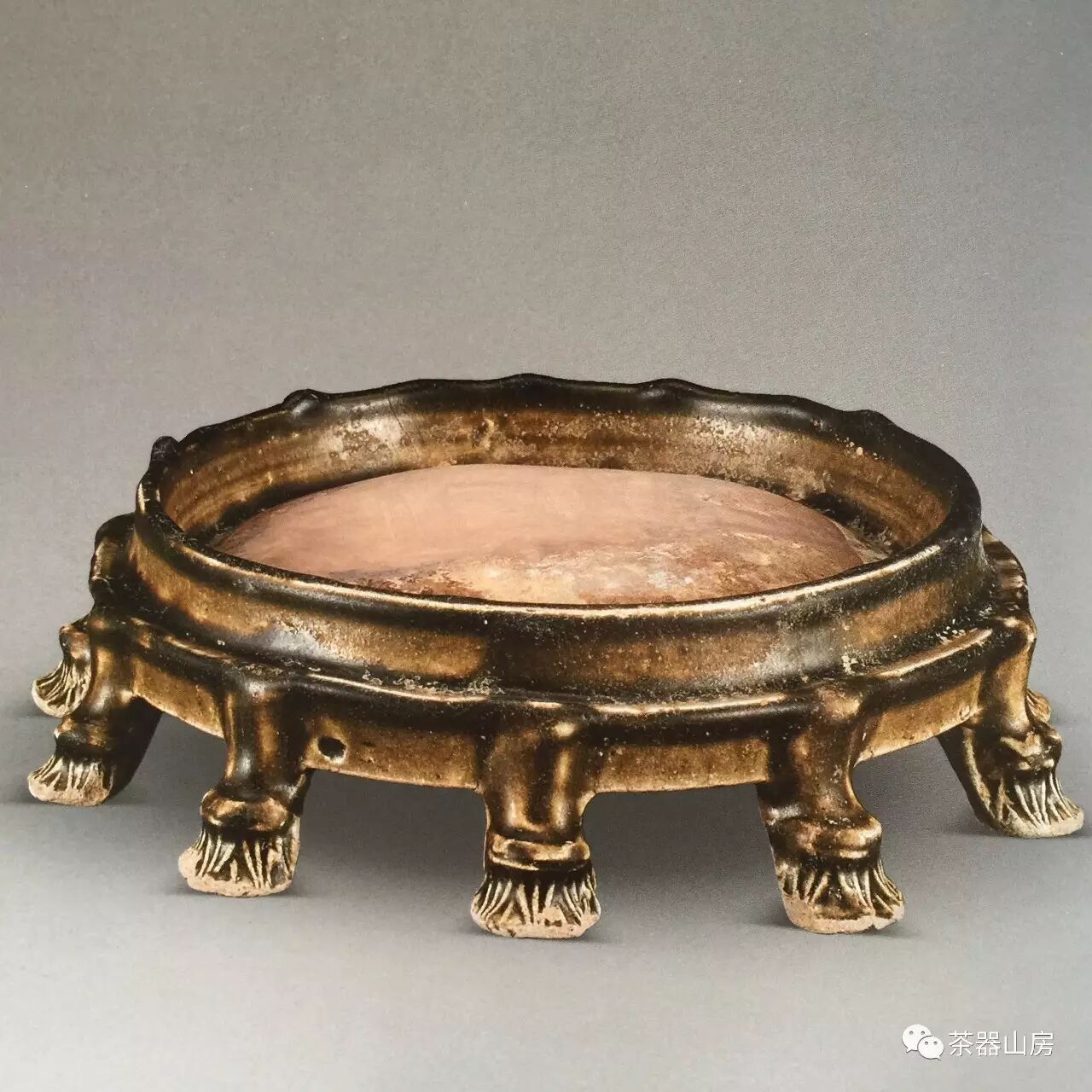 《玄色之美》著录南北朝青釉辟雍砚