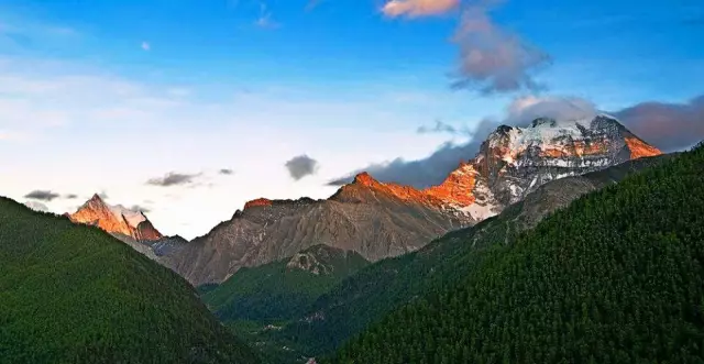 我爱天府一片净土:稻城亚丁的雪域高原,三大神山、五彩林,还有康巴风情的魅力... 我爱天府一片净土:稻城亚丁的雪域高原,三大神山、五彩林,还有康巴风情的魅力...