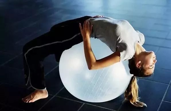 球瑜伽| 收腹、瘦身、按摩……瑜伽球原來還有這些妙用！ 生活 第5張