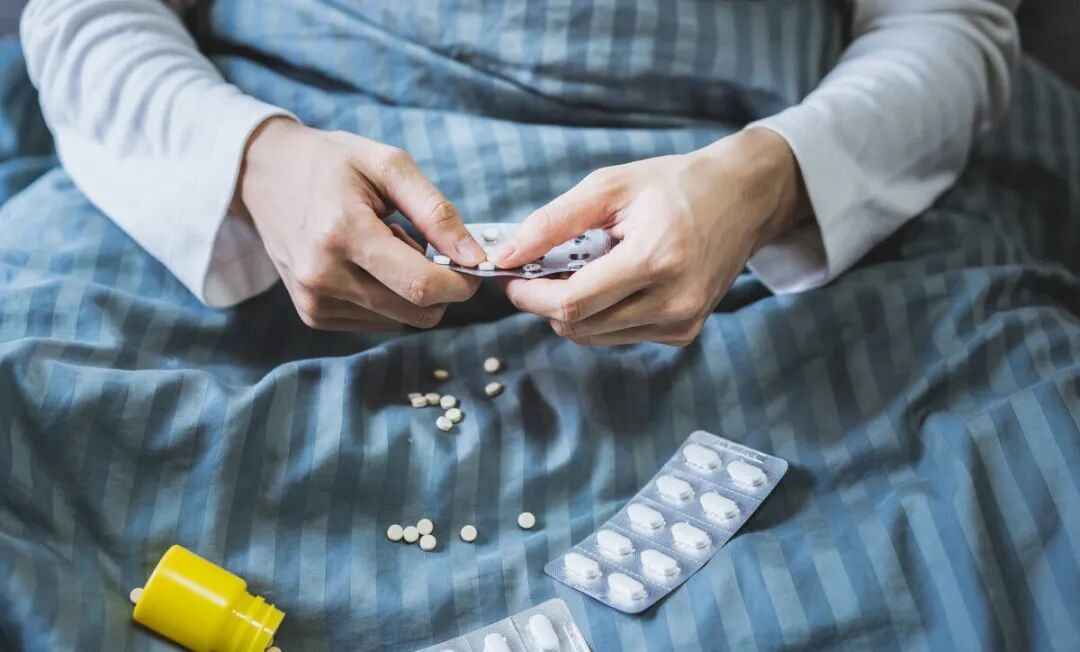 服用他汀类药物，转氨酶升高了是肝损伤吗，要怎么办呢？