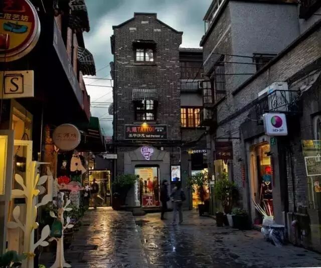 田子坊余庆里在云南南路,是一条被列入国家保护名单的石库门里弄.