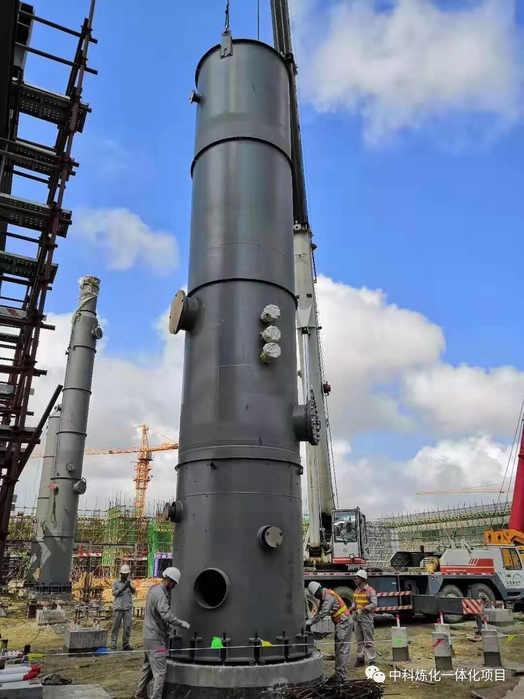 35万吨年聚丙烯t-502洗涤塔吊装(五建公司供图)蒸汽裂解急冷油塔保温