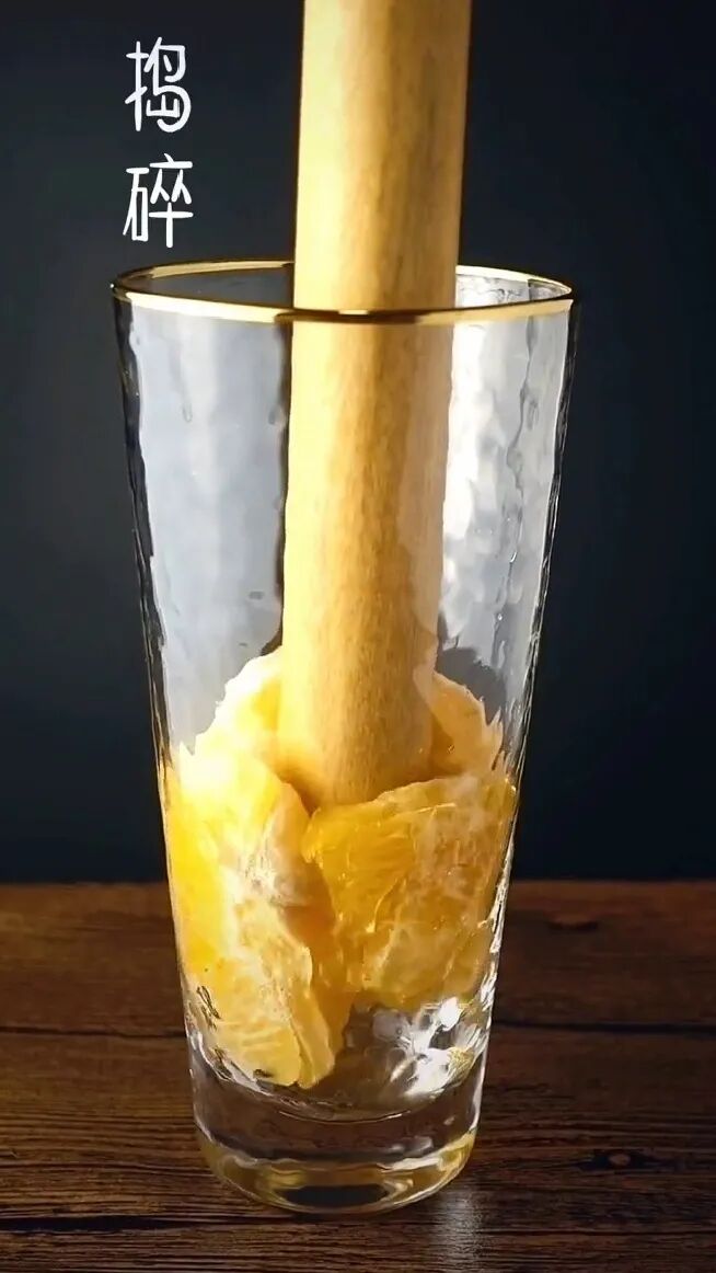 冰块敲碎成碎冰做法:冰块,红牛,青柠,雪碧用料牛气冲天自制风味饮品