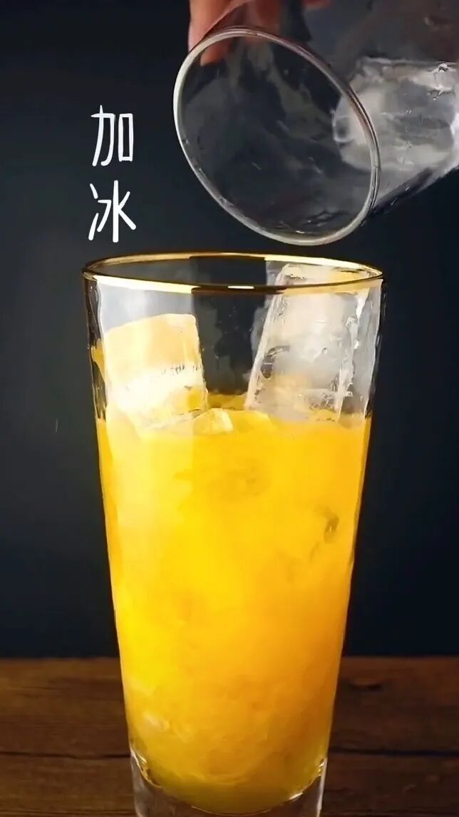 冰块敲碎成碎冰做法:冰块,红牛,青柠,雪碧用料牛气冲天自制风味饮品
