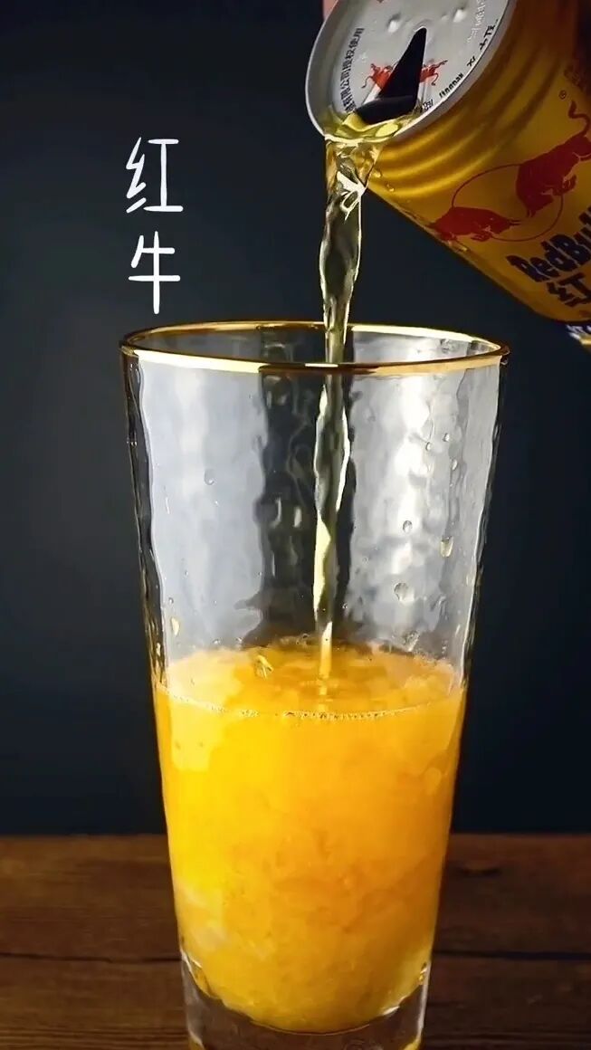 冰块敲碎成碎冰做法:冰块,红牛,青柠,雪碧用料牛气冲天自制风味饮品