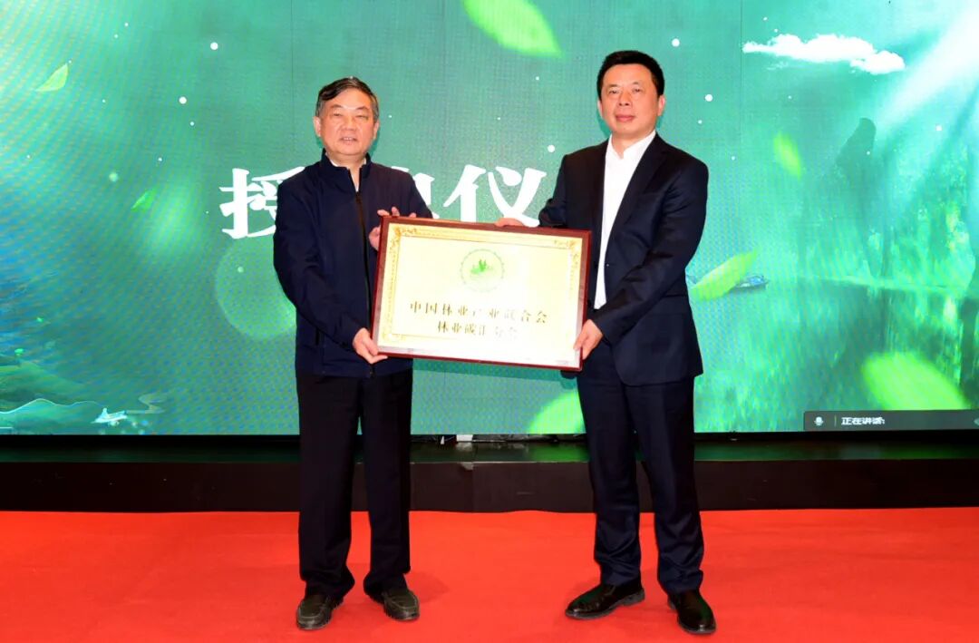 会理事长,总经理李战当选执行理事长,副总经理易兰锴当选常务副理事长