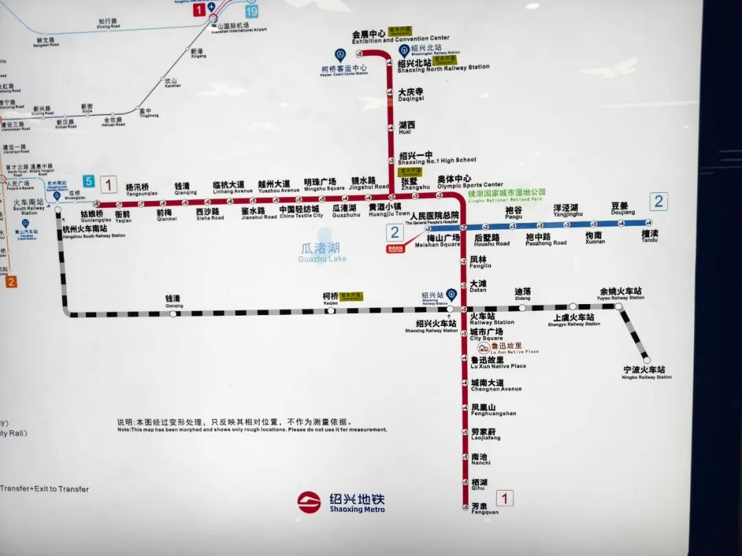 可乘坐绍兴地铁2号线,在人民医院总院站下车,之后经过c2出口,可经地下