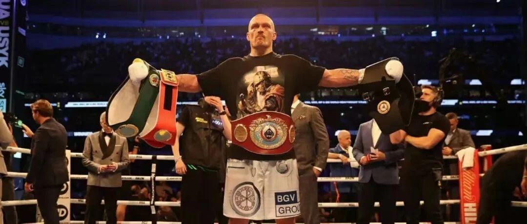 乌西克爆冷击败约书亚成为三冠王