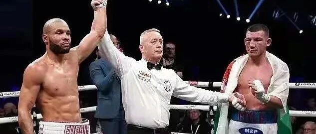 拳台再现咬人事件 拳二代猛咬对方拳套