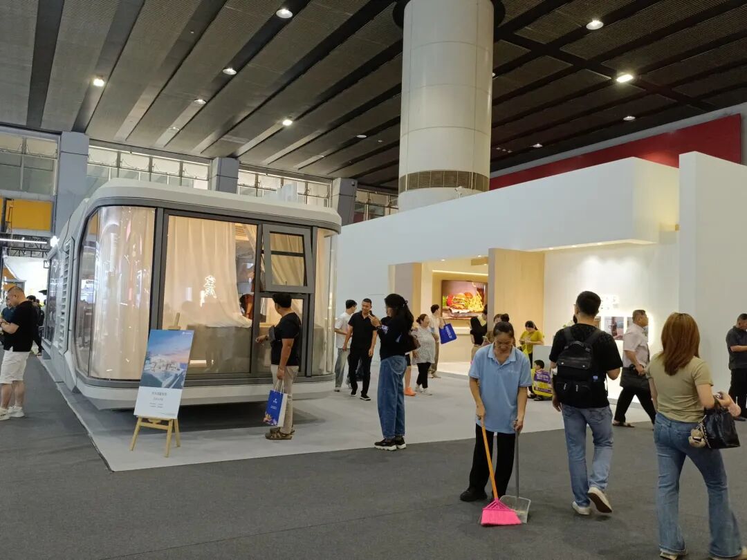 广州建博会CBD太空舱造型创意展台设计