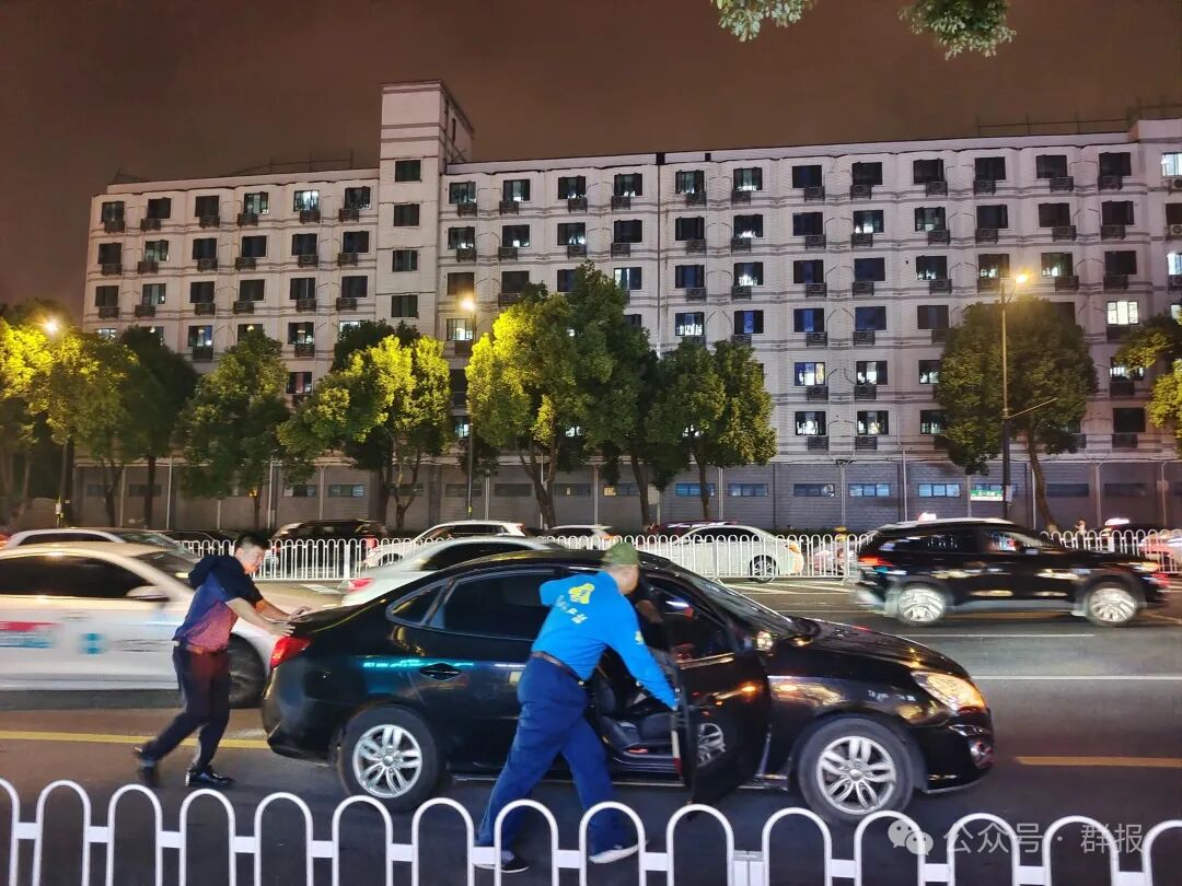长沙街头暖心一幕！车流中这两个身影，让雷锋精神照进现实