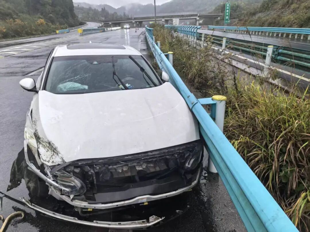 11月3日事故，广东回四川，雨天路滑 (4).jpg