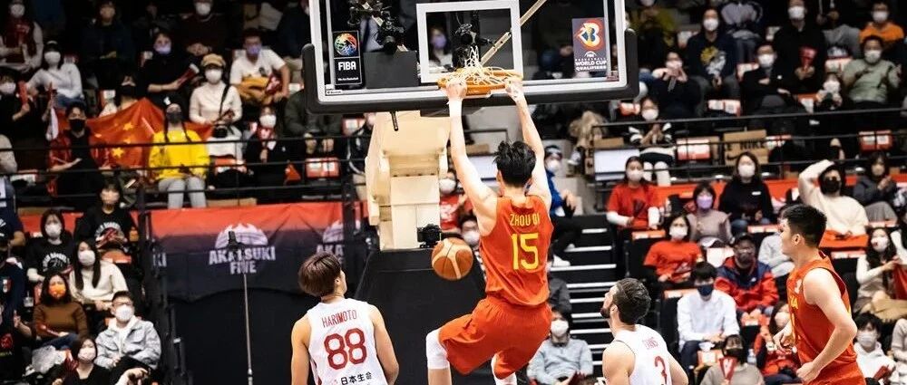 世预赛中国男篮击败日本取开门红 周琦24+12伤退