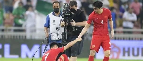 12强赛国足2-3惜败沙特队 李铁：遗憾没带胜利回家
