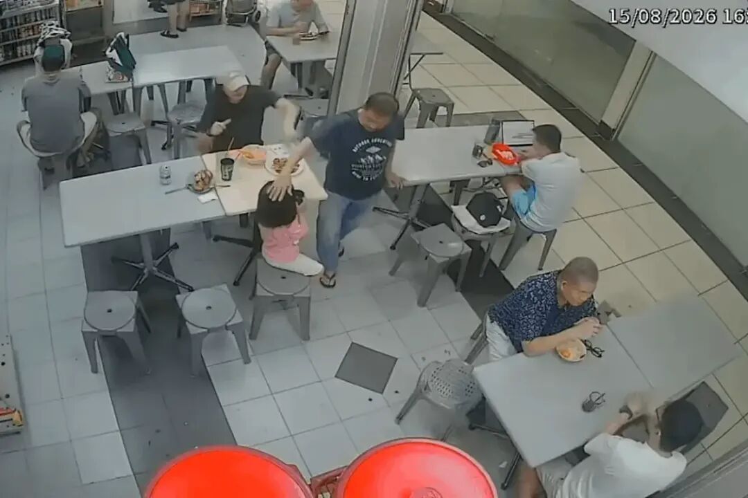 7旬华人老翁轻拍女童头部，遭其澳洲父亲质问并推倒！仍觉委屈：“只是觉得可爱” - 1
