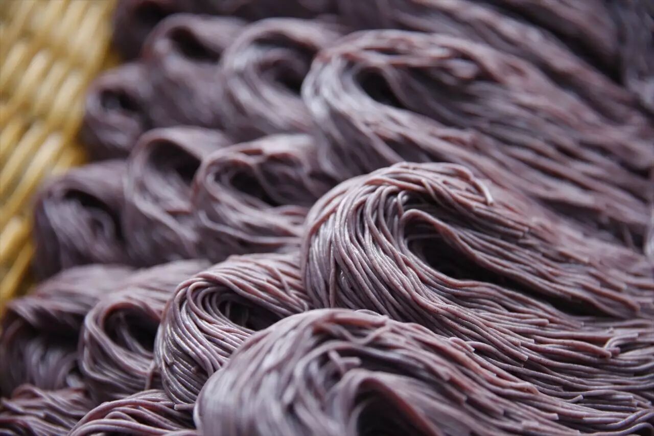 与市场上的白米米线,普通红米米线,紫米米线相比,采用墨江紫米,梯田