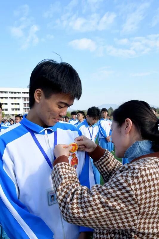 坚定制度自信强化使命担当白沙中学举行成人仪式暨宪法宣传周活动