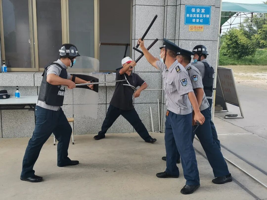 演练期间,保安人员现场演示反恐防暴技能,队员们在领队的指导下拿着