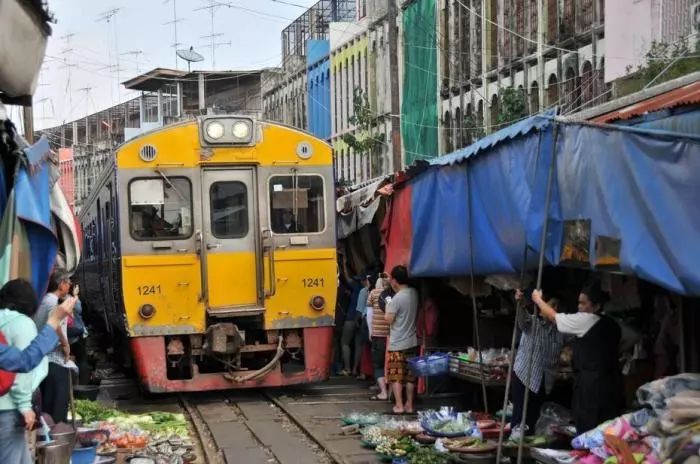 世界上最奇葩的火車 ：橫穿「菜市場」， 司機還不忘伸手打招呼！ 未分類 第1張