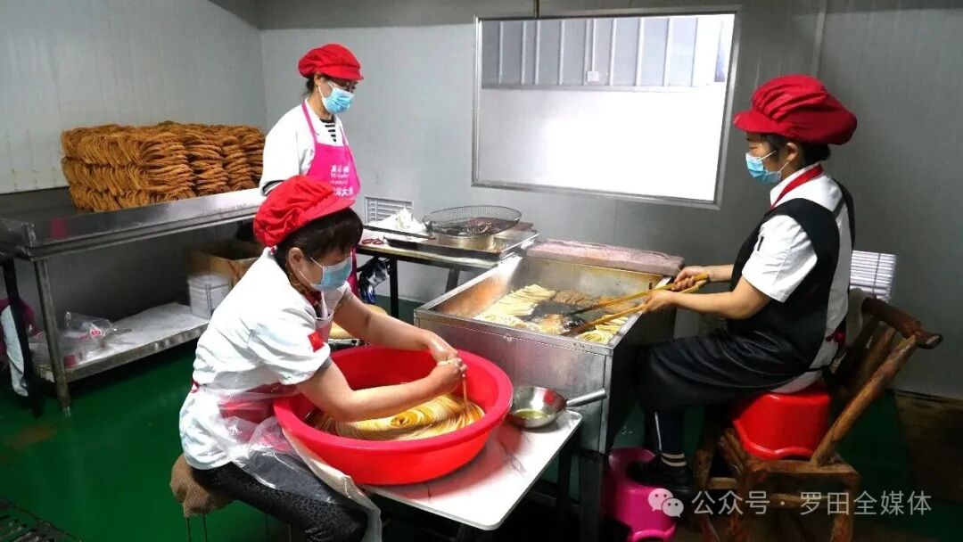 罗田县大崎镇！小馓子炸出大产业 帮扶车间圆了村民致富梦