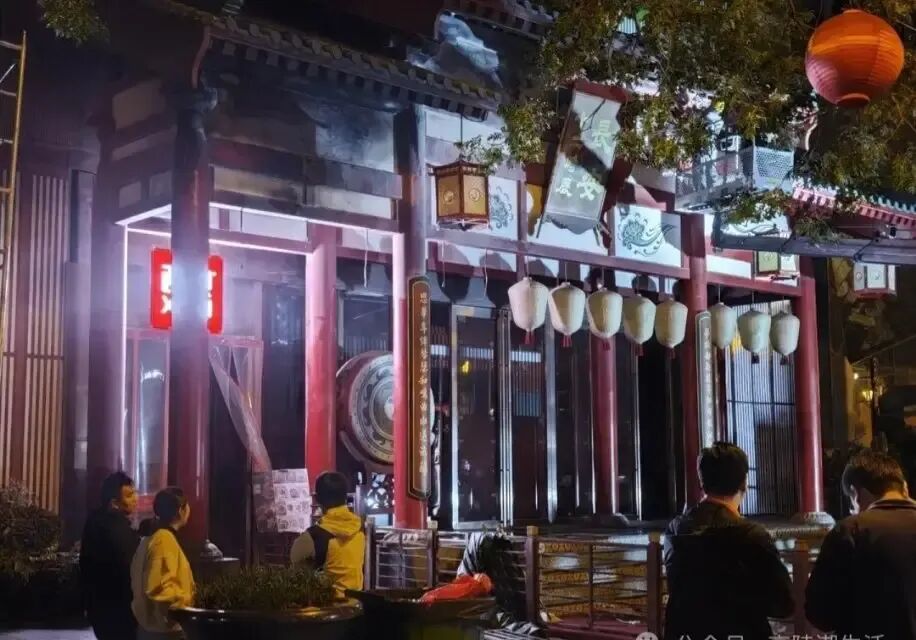 景区深夜大门失火,西安知名景点长安十二时辰景区大门突然起火！