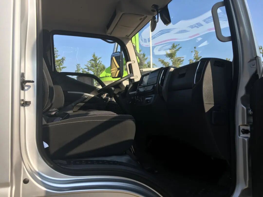 米2轻卡底盘自重1.8吨