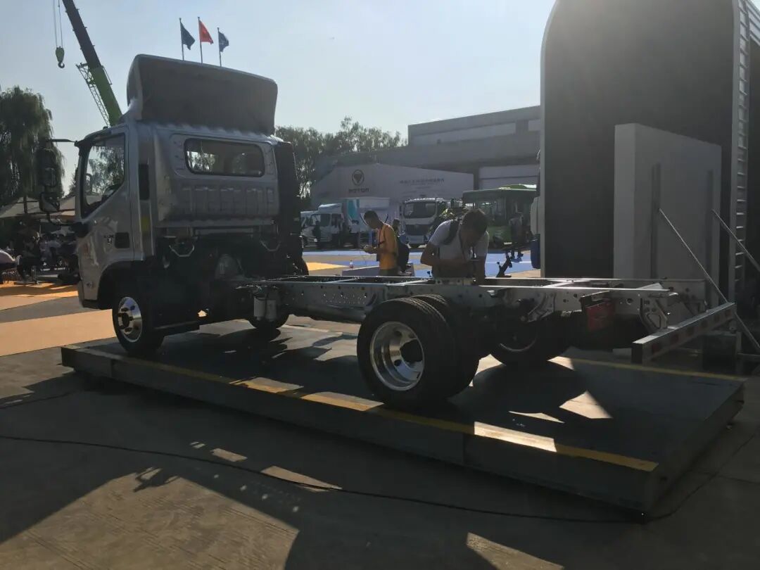 米2轻卡底盘自重1.8吨