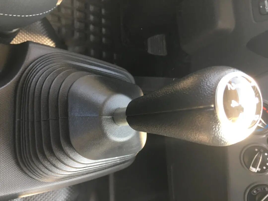 米2轻卡底盘自重1.8吨